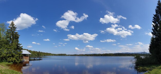 Vue panoramique du lac contre le ciel