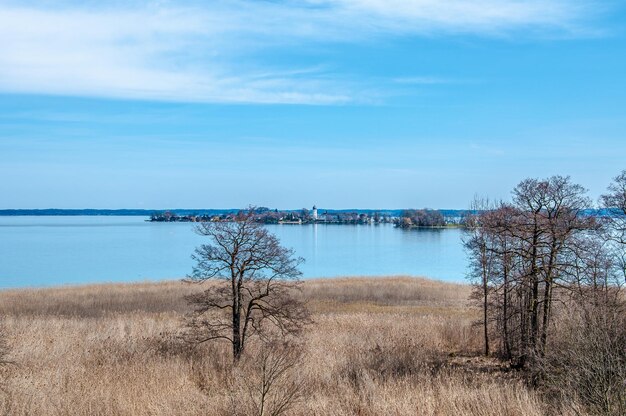 Vue panoramique du lac contre le ciel