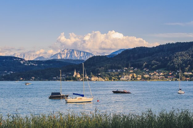 Vue panoramique du lac contre le ciel