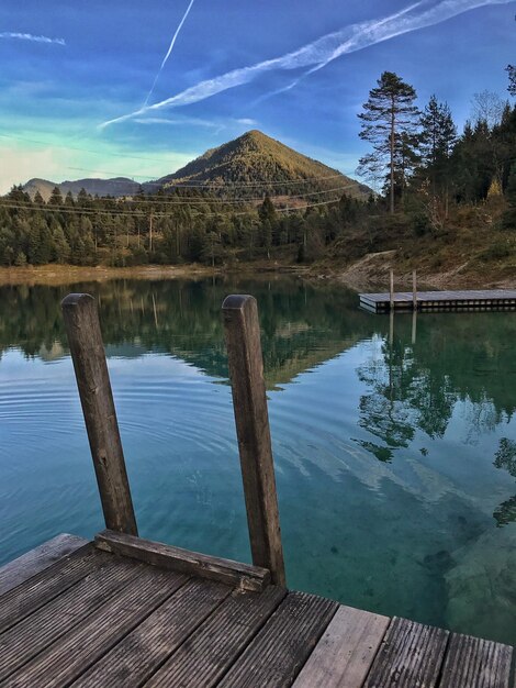 Vue panoramique du lac contre le ciel