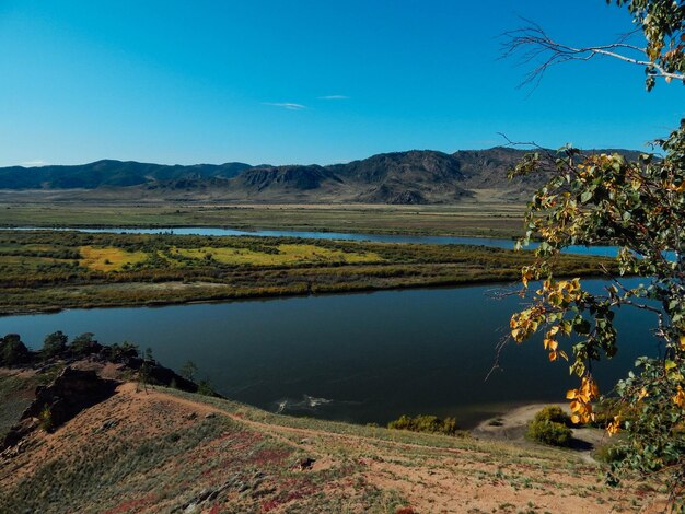 Vue panoramique du lac contre le ciel