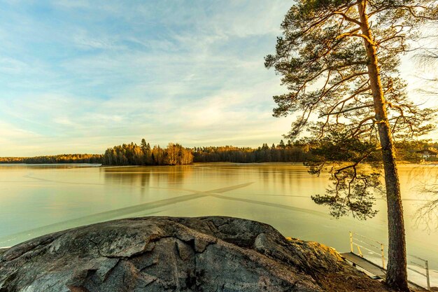 Vue panoramique du lac contre le ciel