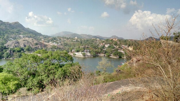 Vue panoramique du lac contre le ciel