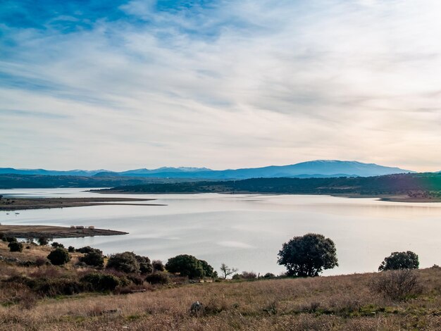 Vue panoramique du lac contre le ciel