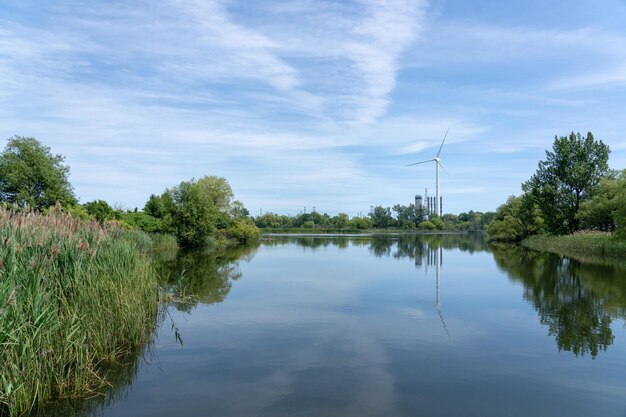 Vue panoramique du lac contre le ciel