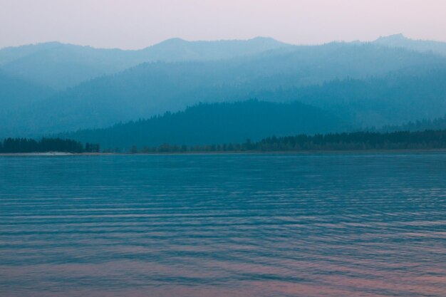 Vue panoramique du lac contre le ciel