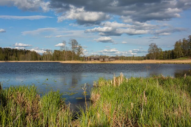 Vue panoramique du lac contre le ciel