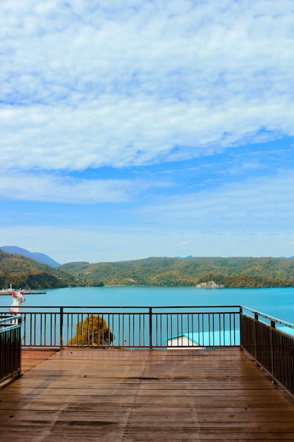 Vue panoramique du lac contre le ciel