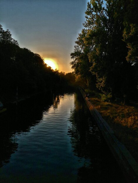 Photo vue panoramique du lac dans la forêt contre le ciel au coucher du soleil