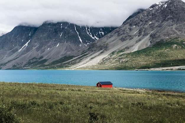 Vue panoramique du lac sur le fond de la chaîne de montagnes