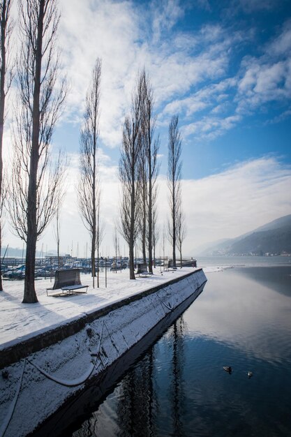 Photo vue panoramique du lac gelé contre le ciel