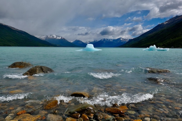 Vue panoramique du lac glaciaire Perito Moreno