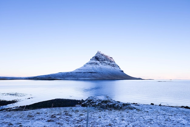 Vue panoramique du lac et de la montagne contre le ciel en hiver