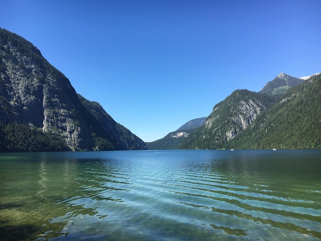 Vue panoramique du lac et des montagnes sur un ciel bleu clair