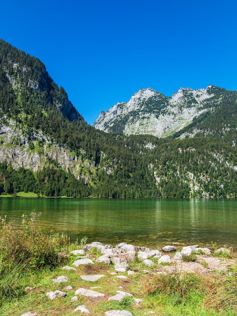 Vue panoramique du lac et des montagnes sur un ciel bleu clair