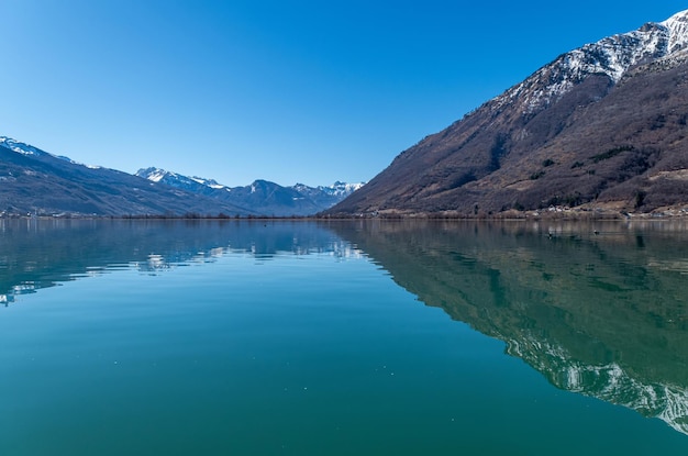 Photo vue panoramique du lac et des montagnes sur un ciel bleu clair