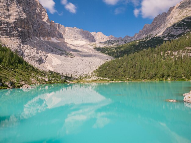 Photo vue panoramique du lac et des montagnes sur le ciel bleu