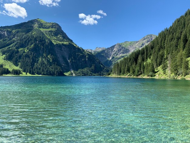 Vue panoramique du lac et des montagnes sur le ciel bleu