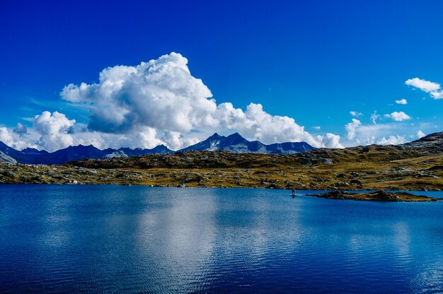 Vue panoramique du lac et des montagnes sur un ciel bleu