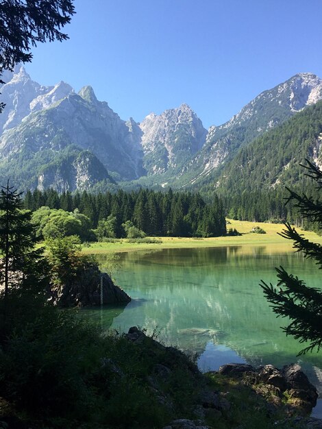 Vue panoramique du lac et des montagnes sur un ciel dégagé