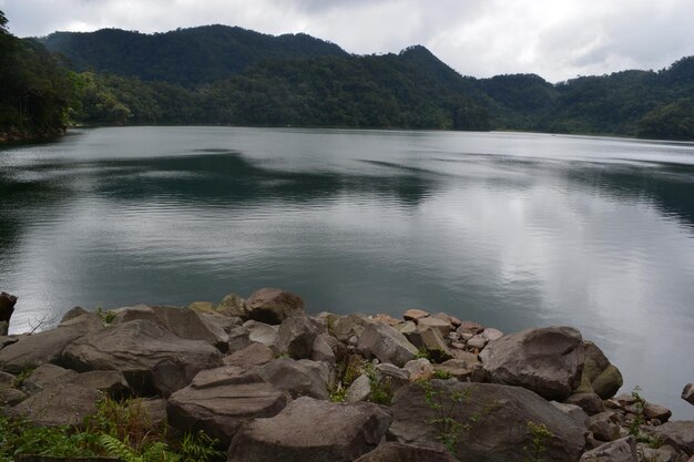 Photo vue panoramique du lac et des montagnes sur un ciel nuageux