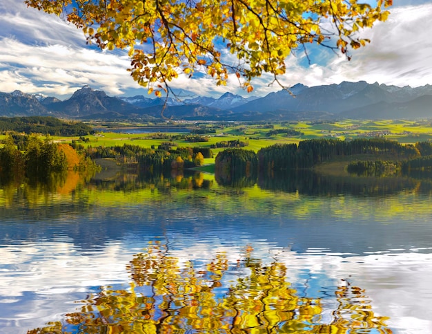 Vue panoramique du lac et des montagnes sur un ciel nuageux