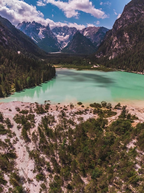 Photo vue panoramique du lac et des montagnes contre le ciel à durrensee dans les dolomites