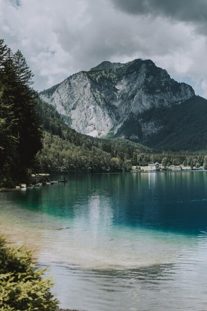 Vue panoramique du lac et des montagnes contre le ciel