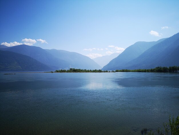 Photo vue panoramique du lac et des montagnes contre le ciel