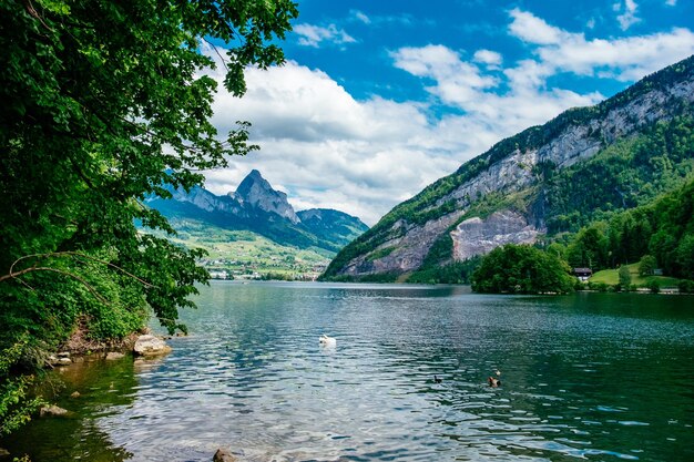 Vue panoramique du lac et des montagnes contre le ciel