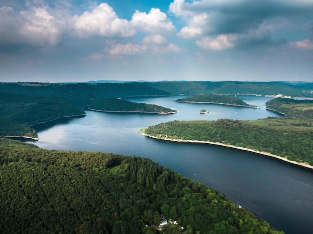 Vue panoramique du lac et des montagnes contre le ciel