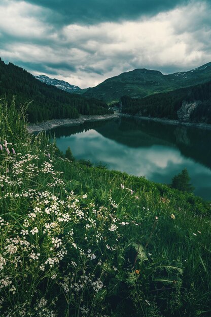 Vue panoramique du lac et des montagnes contre le ciel