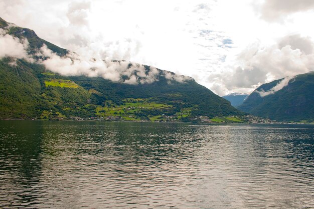 Photo vue panoramique du lac et des montagnes contre le ciel