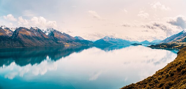 Vue panoramique du lac et des montagnes contre le ciel