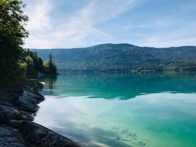 Photo vue panoramique du lac et des montagnes contre le ciel