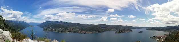 Photo vue panoramique du lac et des montagnes contre le ciel