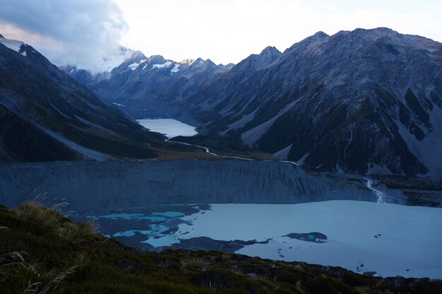 Vue panoramique du lac et des montagnes contre le ciel