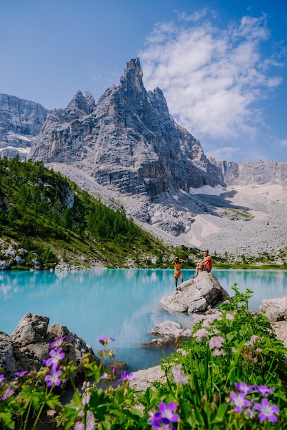 Vue panoramique du lac et des montagnes contre le ciel