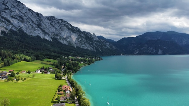 Photo vue panoramique du lac et des montagnes contre le ciel