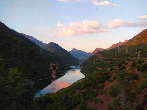 Photo vue panoramique du lac et des montagnes contre le ciel