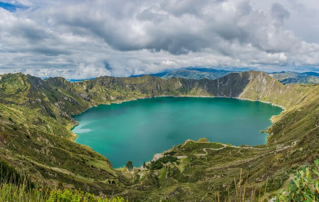 Vue panoramique du lac et des montagnes contre le ciel