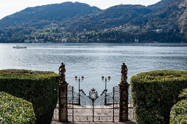 Vue panoramique du lac et des montagnes contre le ciel