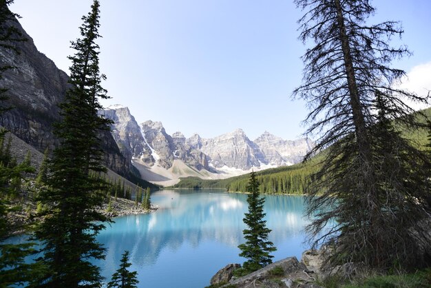 Photo vue panoramique du lac et des montagnes contre le ciel