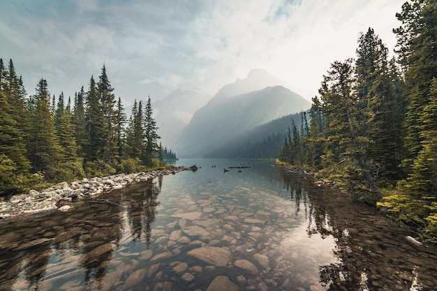 Vue panoramique du lac et des montagnes contre le ciel
