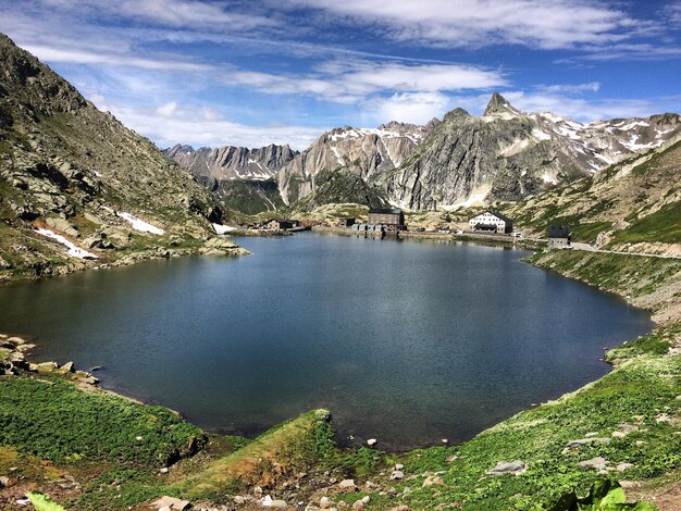 Vue panoramique du lac et des montagnes contre le ciel