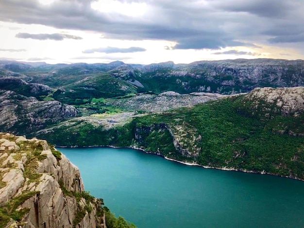 Photo vue panoramique du lac et des montagnes contre le ciel