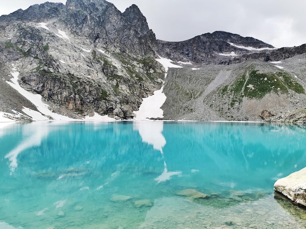 Photo vue panoramique du lac et des montagnes contre le ciel