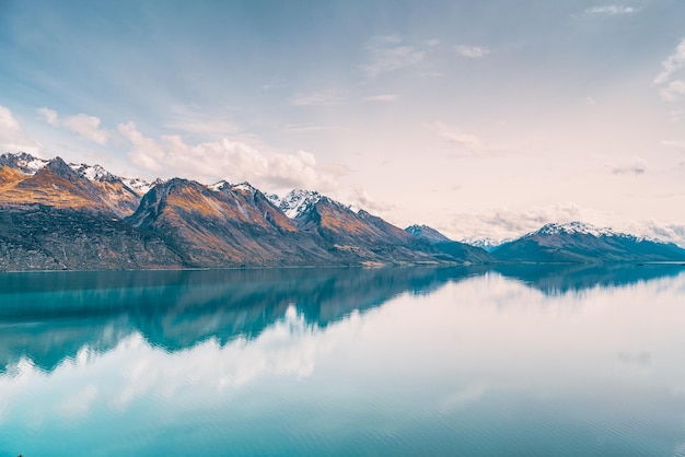 Vue panoramique du lac et des montagnes enneigées contre le ciel