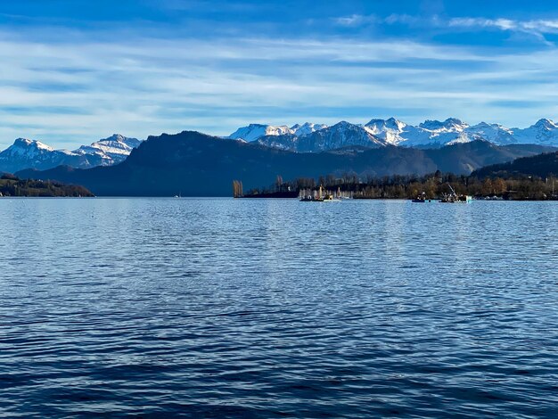 Photo vue panoramique du lac et des montagnes enneigées contre le ciel