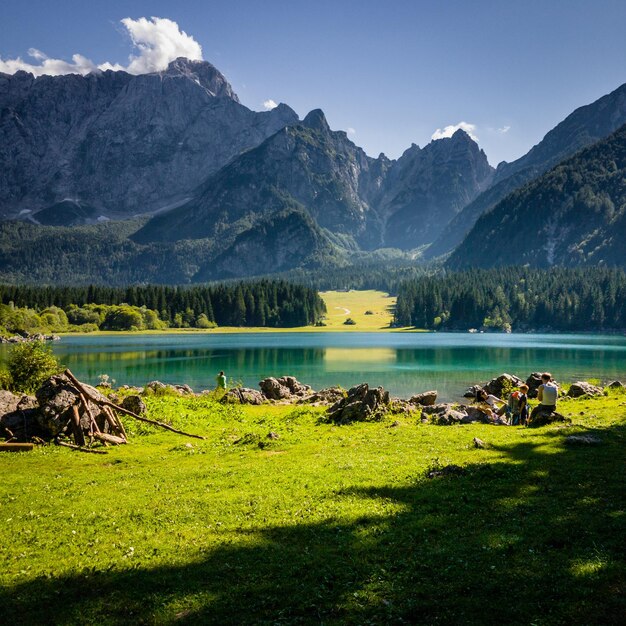 Photo vue panoramique du lac et des montagnes